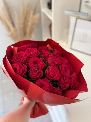 Bukiet czerwonych róż „Klasyczna Miłość" – 20 sztuk w czerwonym papierze