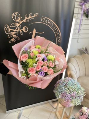 Bukiet „Wiosenna Fantazja" – róże, goździki i eustoma w różowym opakowaniu