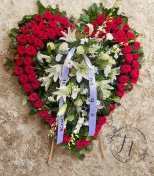 Wieniec pogrzebowy „Serce z Czerwonych Róż" – z białą lilią