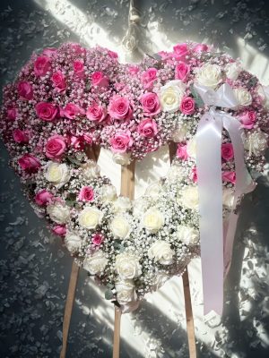 Serce rzymskie z róż różowo-białych – kompozycja kwiatowa